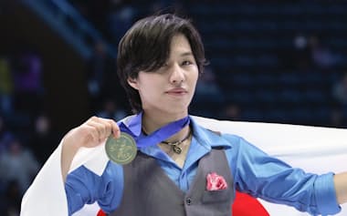 男子で優勝した三浦佳生(25日、北京)=共同