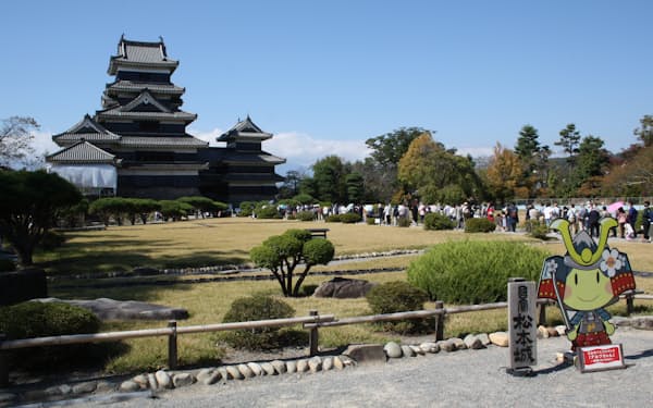国宝松本城には入場待ちの行列もできた（16日、長野県松本市）