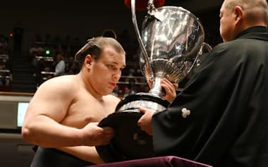 大相撲初場所で優勝し、賜杯を受け取る安青錦