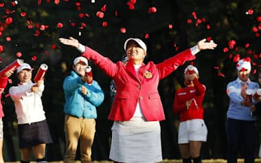 2025年の最終戦でプレーオフを制して優勝し、フラワーシャワーで祝福される鈴木愛=共同