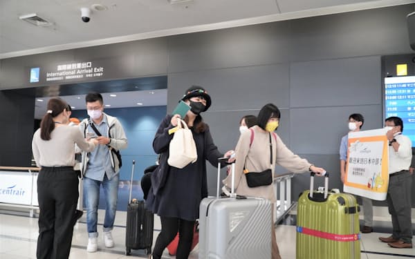 タイガーエア台湾の中部路線初便の乗客には空港職員がステッカーを配って運航再開を祝った（17日、中部空港）