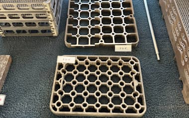 日光金属が手がける自動車部品の熱処理工程で使うトレー