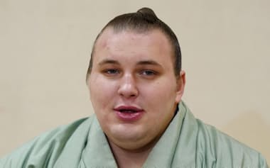 初場所で2場所連続2度目の優勝を果たし、記者会見する大関安青錦(26日、東京都江東区)=共同