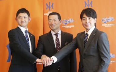 オイシックスのCBOに就任し記念写真に納まる桑田氏(中央)ら(2025年12月18日、東京都内)=共同