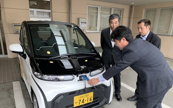 トヨタ自動車の超小型EV「C+pod」と充電設備をともに寄付を受けて導入した（17日の設備寄付贈呈式と車両出発式）