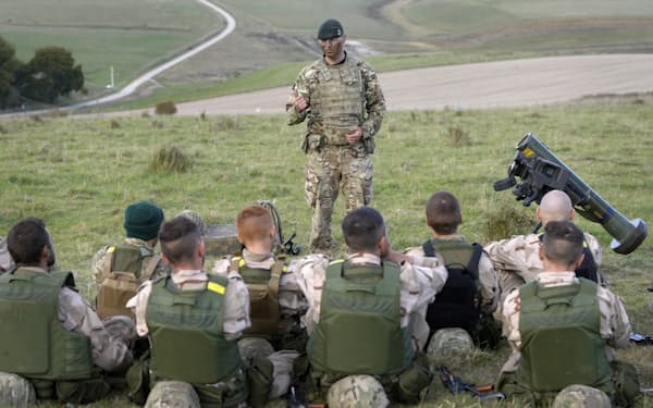 ウクライナ兵への訓練で英国はＥＵに先行する（12日、英南部の同国軍基地）＝ＡＰ