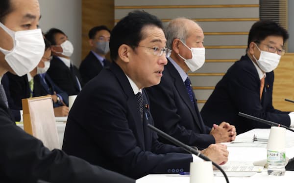 資産所得倍増分科会の初会合で発言する岸田首相（17日、首相官邸）