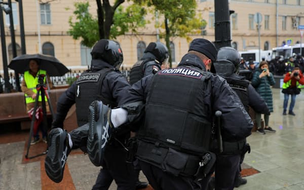 モスクワでは部分動員令に抗議する街頭デモが広がり、多くのデモ参加者が拘束された（9月2４日）＝ロイター