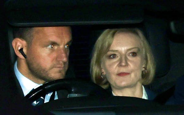 英議会から車で退出するトラス英首相（右）（17日、ロンドン）＝ロイター
