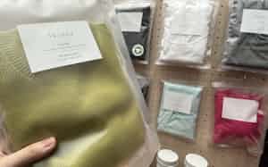 アミアズはスキンケア成分を付着させた衣料品ブランド「Skinea(スキネア)」を展開する アミアズはスキンケア成分を付着させた衣料品ブランド「Skinea(スキネア)」を展開する