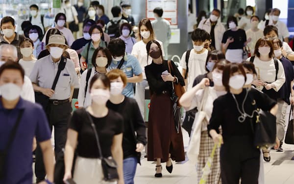 　マスク姿で福岡市の西鉄福岡駅を歩く人たち＝24日午前