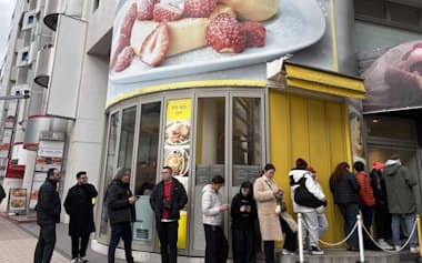 行列は店の人気を映す(東京都渋谷区のフリッパーズ)