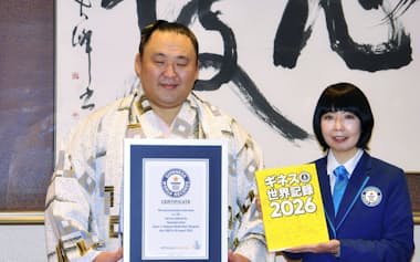 ギネス世界記録の公式認定証を贈呈された玉鷲(26日、両国国技館)=共同