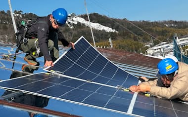 HESTAソーラーは軽く薄く取り付けが簡単