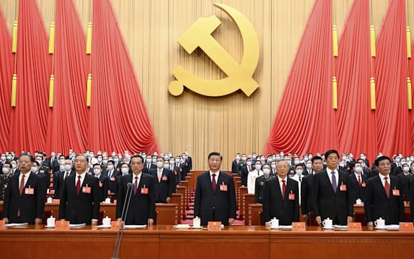 16日、中国共産党大会に集まった習近平国家主席（中央）と党幹部＝ＡＰ