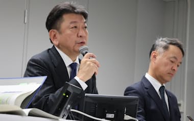 記者会見する東京電力ホールディングスの小早川智明社長㊧(26日、東京都千代田区)