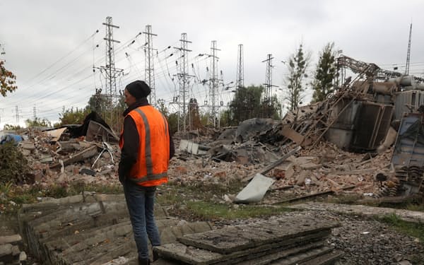 ロシア軍に破壊されたハルキウの発電所。ウクライナ当局によると、冬季に向けて、ロシアは同国の発電所と暖房設備を計画的に破壊しようとしている＝ロイター