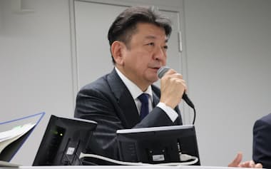 会見する東京電力ホールディングスの小早川智明社長(26日、東京都千代田区)