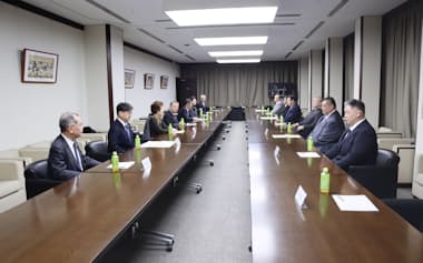 初場所後の定例会合を開いた横綱審議委員会。左から4人目が大島委員長(26日、両国国技館)=日本相撲協会提供・共同