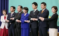 日本記者クラブ主催の討論会に臨む(左から)共産党の田村委員長、国民民主党の玉木代表、中道改革連合の野田共同代表、自民党総裁の高市首相、日本維新の会の藤田共同代表、参政党の神谷代表、れいわ新選組の大石共同代表=26日午後、東京・内幸町の日本記者クラブ