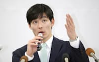 福井県知事選での初当選から一夜明け、報道陣の取材に応じる石田嵩人氏(26日午後、福井県庁)=共同