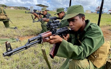 キューバ国内では突発的な停電の増加も懸念される(24日、キューバ国内での軍事演習)=ロイター