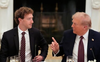 メタのマーク・ザッカーバーグCEO㊧とトランプ米大統領=AP