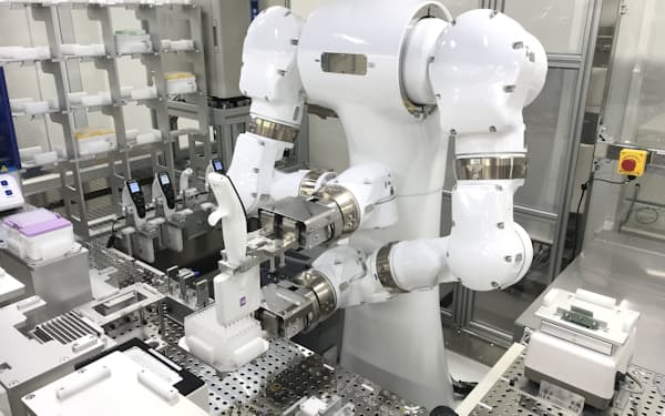 ヒト型ロボット「まほろ」とAIを組み合わせ、細胞培養の条件を効率よく発見する＝ロボティック・バイオロジー・インスティテュート提供
