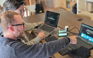 富山県氷見市でAIコンサルティング企業を立ち上げたセバスチャン氏(手前)