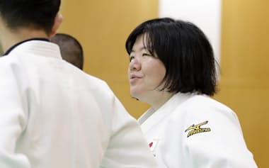 練習を見守る女子の塚田監督。就任から眼前の課題に向き合ってきた(2025年5月、味の素ナショナルトレーニングセンター)=共同