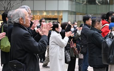 衆院選候補者の第一声に耳を傾ける有権者ら(27日、福岡市)