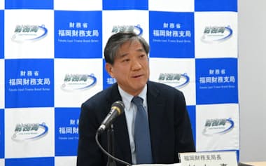 記者会見する福岡財務支局の杉山真支局長(福岡市)