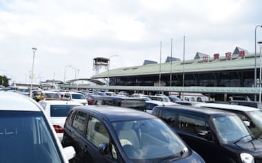 出雲空港の駐車場は混雑の慢性化が問題になっている(出雲市)