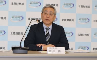 記者会見する北陸財務局の原井英一局長