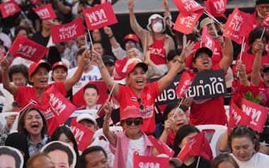 23日、バンコク中心部で開かれたタイ貢献党の選挙集会に集まった支持者ら=AP