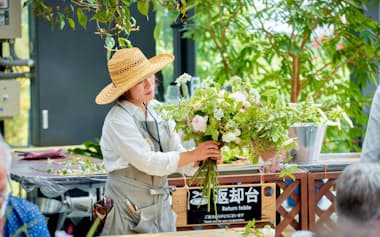 いばらきフラワーパークは31日から、リースづくりなどが学べる「ローズアカデミー」を開く=同パーク提供