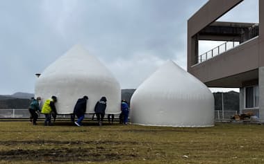 屋外用のインスタントハウス。頑丈だが素材は軽く、人力で移動可能だ=ライフル・アーキテック提供