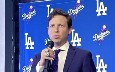 記者会見するドジャースのマイケル・スペトナー氏(27日、東京都内)=共同