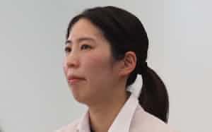 女流棋士の妊娠・出産にまつわる規定の見直しを求めて記者会見した福間香奈女流六冠(10日、大阪市) 女流棋士の妊娠・出産にまつわる規定の見直しを求めて記者会見した福間香奈女流六冠(10日、大阪市)