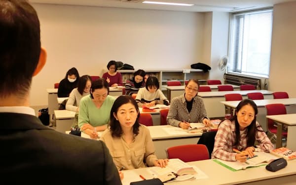 日本女子大学のリカレント教育課程で学ぶ女性たち。19年12月11日に行われた授業科目「厚生年金保険法と社会保険一般常識」の最終回。
