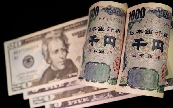 米ドルと日本円＝ロイター