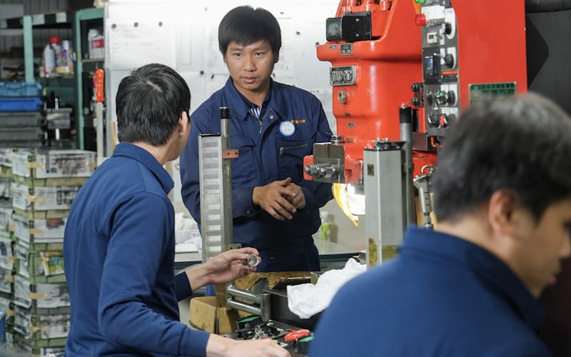 ベトナムからエンジニアとして来日し、現在は工場長を務めるダン・チョン・ナムさん(中央)=大阪市生野区の三栄金属製作所巽工場 ベトナムからエンジニアとして来日し、現在は工場長を務めるダン・チョン・ナムさん(中央)=大阪市生野区の三栄金属製作所巽工場