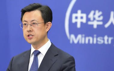 記者会見する中国外務省の郭嘉昆副報道局長(22日、北京)=共同