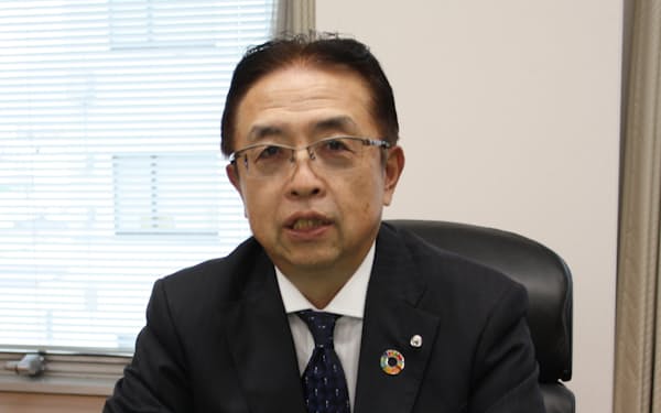 つるみ・あきお　1984年（昭59年）立正大経営卒、松本信用金庫入庫。2020年専務理事、22年から現職。長野県出身。