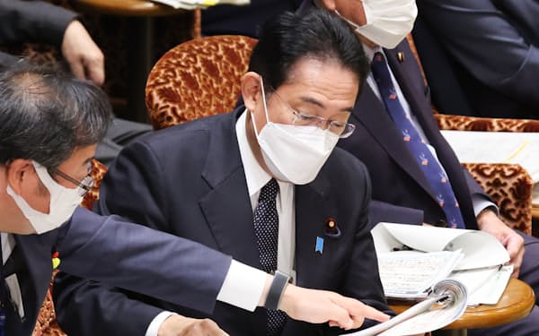 参院予算委で答弁資料を確認する岸田首相（19日午前）