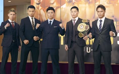 ボクシング世界戦と挑戦者決定戦が決まり、写真に納まる(左から)飯村樹輝弥、増田陸、岩田翔吉、松本流星、高田勇仁(27日、東京都文京区)=共同