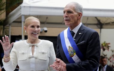 ナスリー・アスフラ氏㊨が大統領に就任した(27日、首都テグシガルパ)=ロイター