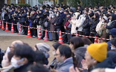 衆院選が公示され、街頭演説を聞く人たち(27日、宮城県内)=共同