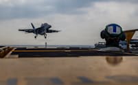 空母エーブラハム・リンカーンに着艦する米攻撃機(22日、」インド洋)=米海軍提供・AP