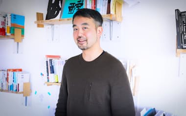 早稲田大学のドミニク・チェン教授はSNSの利用をやめたという(2025年12月)=村上裕司撮影